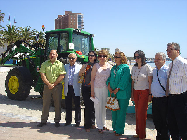 Los municipios del Mar Menor cuentan con nuevas máquinas limpia playas para este verano - 1, Foto 1