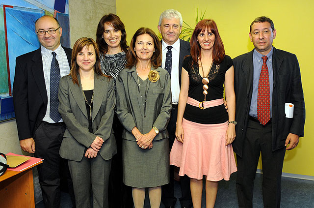 La profesora Pilar Montaner tomó posesión como decana de la Facultad de Economía - 2, Foto 2