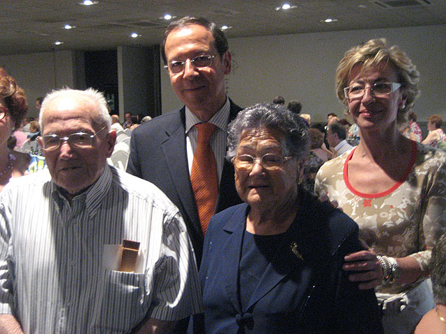 El Alcalde participa en el homenaje a los abuelos del año de los centros de mayores - 2, Foto 2