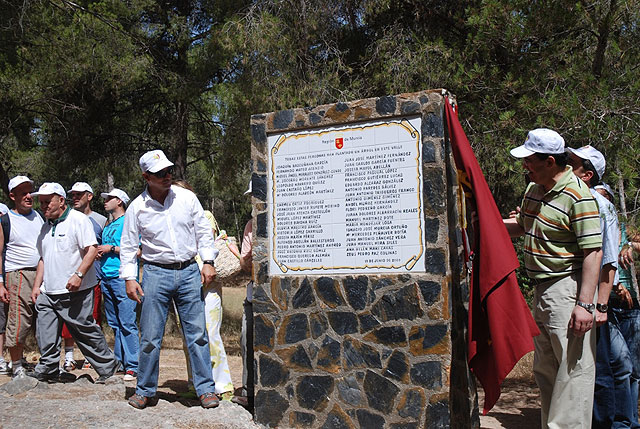 Más de 80 personas con discapacidad psíquica y 25 voluntarios participan en una plantación de árboles en El Valle y Carrascoy - 2, Foto 2