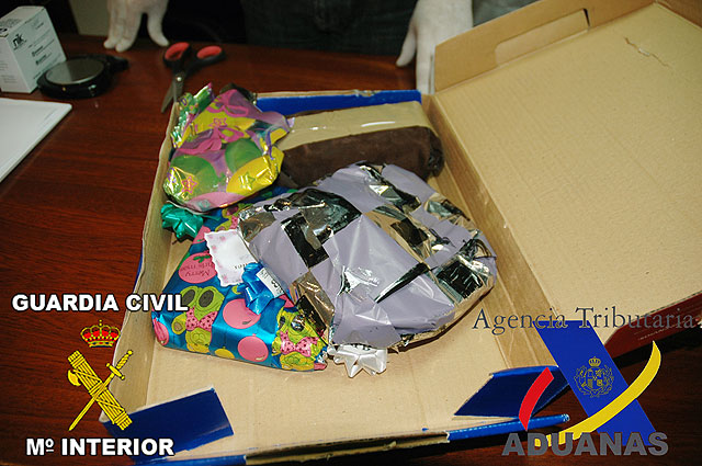 Guardia Civil y Vigilancia Aduanera en dos operaciones policiales conjuntas aprehenden cocaína en el interior de regalos infantiles y bolas decorativas - 1, Foto 1