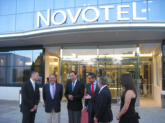 El Alcalde agradece a Novotel su compromiso con Murcia con la apertura de un nuevo hotel en “estos momentos difíciles de crisis” - 1, Foto 1