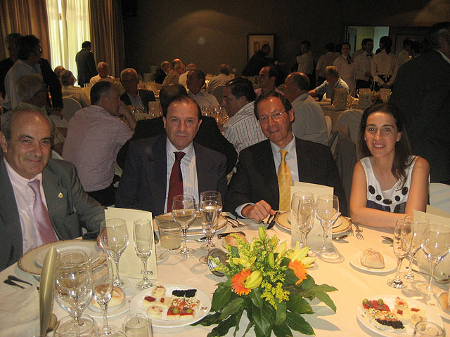 El Alcalde y la Concejal Nuria Fuentes, junto a los diputados del PP Vicente Martínez-Pujalte y Arsenio Pacheco, instantes antes de comenzar la comida homenaje a Francisco del Amor, Foto 1