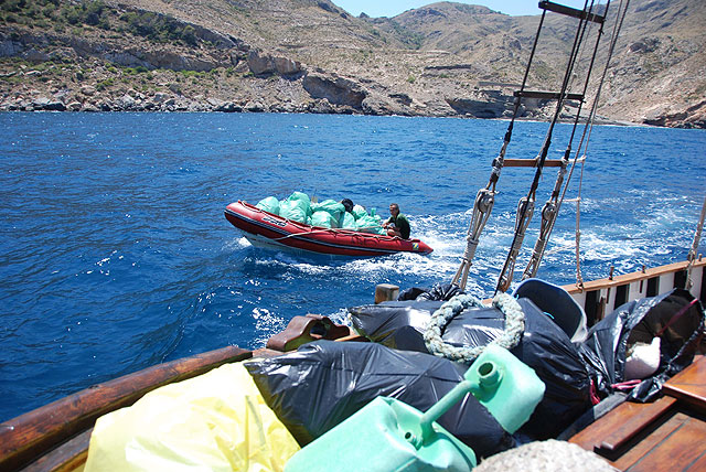 Los participantes del campo de trabajo de Cartagena limpian el litoral del espacio protegido de La Muela-Cabo Tiñoso - 1, Foto 1