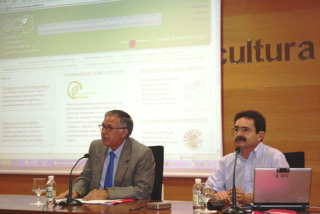 El secretario general de la Consejería de Agricultura y Agua, Francisco Moreno (1i), presentó hoy el nuevo portal www.ecorresponsabilidad.es, junto con el coordinador del proyecto, Francisco Victoria, Foto 1