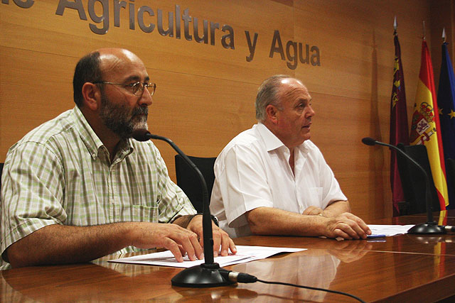 El director general de Modernización de Explotaciones y Capacitación Agraria, Ángel García Lidón (1d), informó hoy de la campaña contra la mosca de la fruta, junto con el responsable de Sanidad Vegetal, Alfonso Lucas, Foto 1