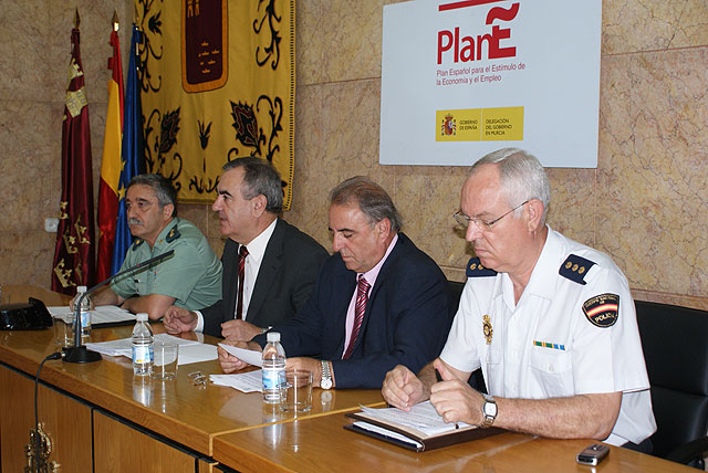 De izq. a derecha, José Julio Martín Terrón, teniente coronel de la Guardia Civil, Rafael González Tovar, delegado del Gobierno en Murcia, José Camarasa, secretario general de la Delegación del Gobierno en Murcia, y Pedro Vidal Espinosa,  jefe de la Unidad de Coordinación Operativa Territorial de la Jefatura Superior de Policía, Foto 1