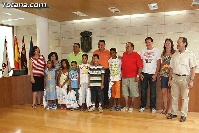 Autoridades municipales reciben a los 6 niños saharauis y a las familias totaneras que los acogen durante los meses de julio y agosto - 1, Foto 1