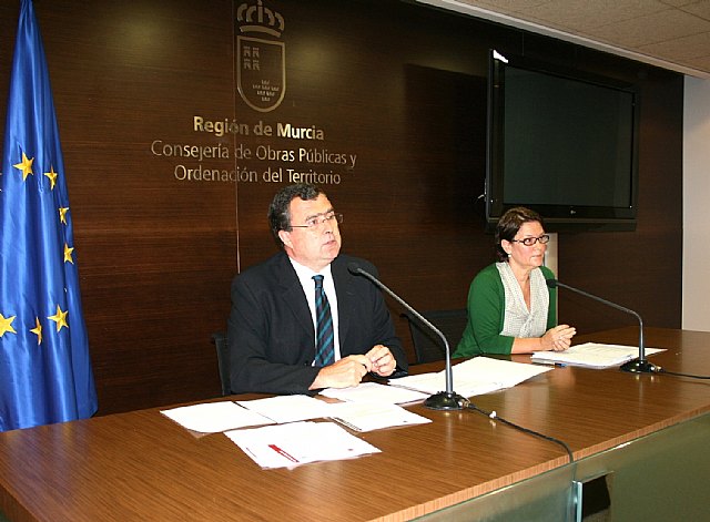 El consejero de Obras Públicas y Ordenación del Territorio, José Ballesta, junto a la directora gerente del Instituto de Vivienda y Suelo de la Región de Murcia, Juana Castaño, Foto 1