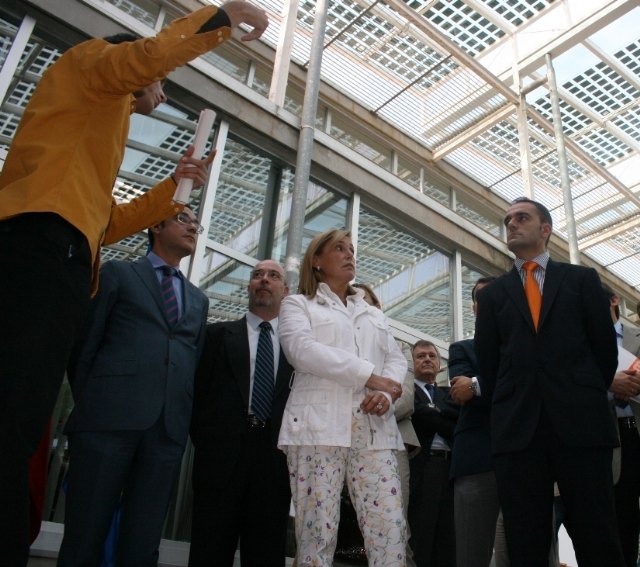 La consejera de Presidencia y Administraciones Públicas, María Pedro Reverte, durante la inauguración, en octubre de 2008, de la planta solar fotovoltaica instalada en el BORM, Foto 1