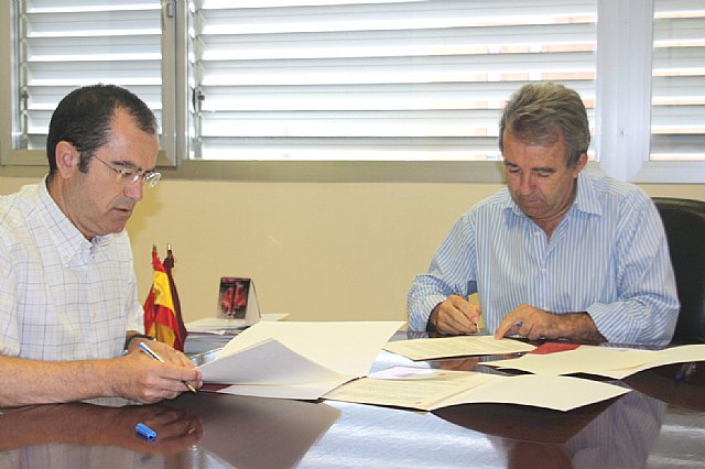 El consejero de Agricultura y Agua, Antonio Cerdá (d), y el presidente de la Agrupación de Conserveros y Empresas de Alimentación de Murcia, Alicante y Albacete, José García, durante la firma del convenio, Foto 1