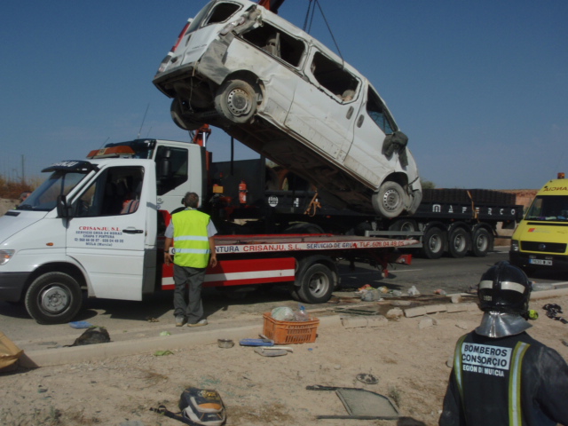 Ocho trabajadores agrícolas magrebíes heridos al volcar una furgoneta en Mula - 1, Foto 1