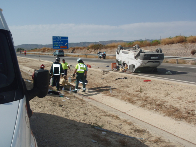 Ocho trabajadores agrícolas magrebíes heridos al volcar una furgoneta en Mula - 2, Foto 2