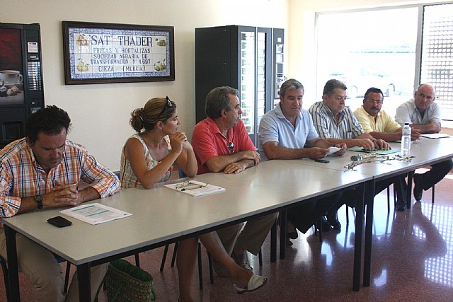 El consejero de Agricultura y Agua, Antonio Cerdá, presidió hoy en Cieza la reunión que mantuvieron los representantes de las organizaciones agrarias y cooperativas de los municipios más afectados por los daños que provocó la tormenta de granizo, Foto 1