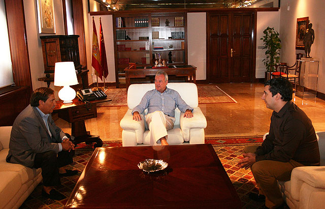 El presidente de la Comunidad, Ramón Luis Valcárcel, acompañado por el consejero de Cultura y Turismo, Pedro Alberto Cruz, recibió hoy al nuevo propietario del CB Murcia, José Ramón Carabante / CARM, Foto 1