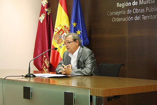 El director general de Carreteras, José Guijarro, informó en rueda de prensa de la inversión que el Ejecutivo regional destina en 2009 para mejorar las carreteras secundarias de la Comunidad Autónoma de la Región de Murcia, Foto 1