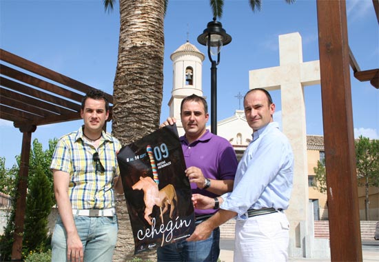 El concejal de Festejos, Francisco Abril (en el centro de la imagen), y los diseñadores Pedro Alfonso de Maya (izquierda) y Juan Francisco Zamora, muestran el cartel de este año., Foto 1