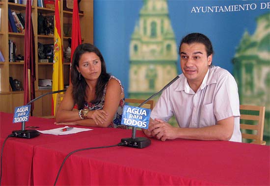 En la imagen, la Concejal de Juventud, María Dolores Sánchez; y el responsable de eventos de Teatre, Javier Mateo, Foto 1