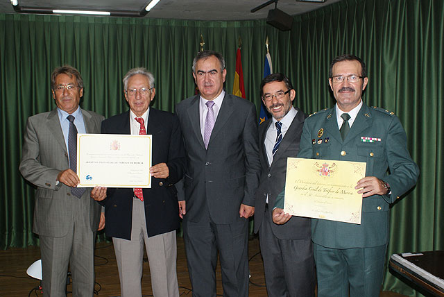 El Delegado del Gobierno, Rafael González Tovar, entrega diplomas ala DGT y a la Agrupación de Tráfico del Ministerio del Interior, Foto 1