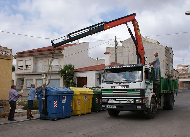 El concejal de Obras y Medio Ambiente, Eliseo Sánchez, supervisa la colocación de varios contenedores, Foto 1