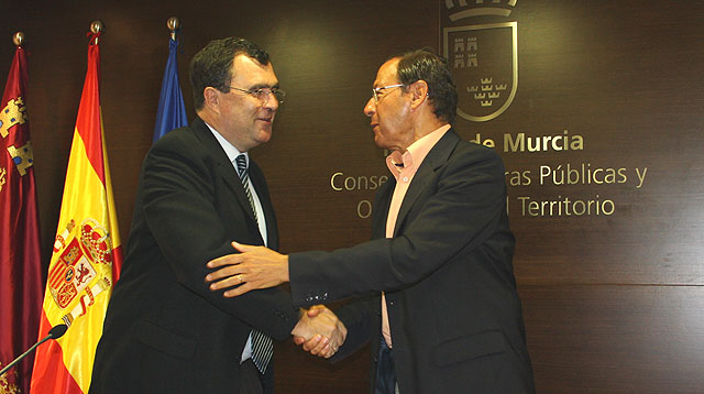 El consejero de Obras Públicas y Ordenación del Territorio, José Ballesta, junto al presidente de la Federación de Municipios de la Región de Murcia, Miguel Ángel Cámara, durante la firma del convenio por el que el Ejecutivo regional financia el transporte interurbano universitario, Foto 1