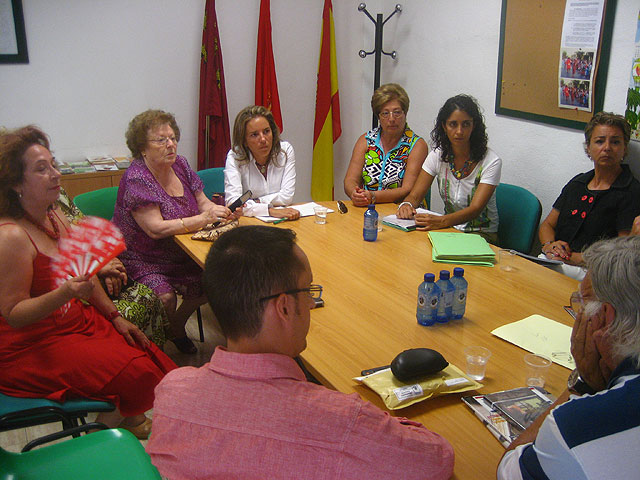La concejal Martínez-Cachá junto a representantes de la Junta de Distrito Centro-Este y el presidente de la Asociación de vecinos de Santa Eulalia, Foto 1