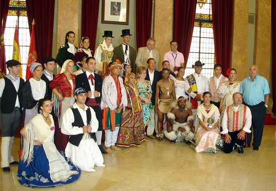 El Alcalde recibe a los grupos participantes en el Festival Internacional de Folklore - 1, Foto 1