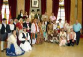 El Alcalde recibe a los grupos participantes en el Festival Internacional de Folklore