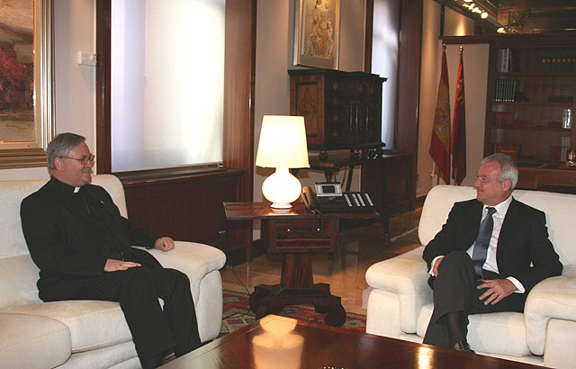 El presidente de la Comunidad, Ramón Luis Valcárcel, recibió hoy al Obispo de la Diócesis de Cartagena, José Manuel Lorca Planes, tras su toma su toma de posesión el pasado mes de agosto / CARM, Foto 1