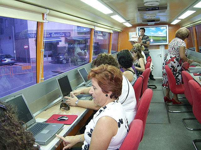 Talleres de formación en nuevas tecnologías e iniciación a la informática para fomentar la igualdad en Torre-Pacheco - 1, Foto 1