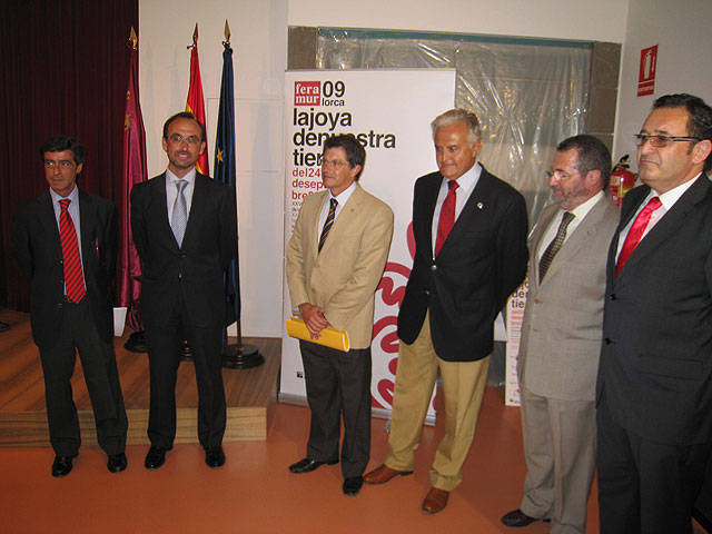 El consejero de Universidades, Empresa e Investigación, Salvador Marín, presenta la XXVI edición de Feria de Artesanía de la Región de Murcia (Feramur) junto al alcalde de Lorca, Francisco Jódar, el presidente de la Cámara de Comercio de Lorca, Eusebio Abellán, el director de Feramur, Gregorio González, el secretario general de la Consejería, Antonio Sánchez-Solís, y el director general de Comercio y Artesanía, julio José Lorenzo, Foto 1