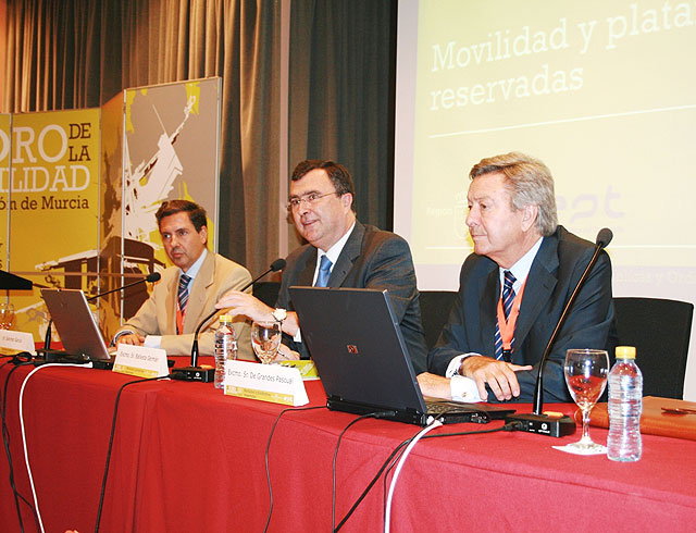 El consejero de Obras Públicas y Ordenación del Territorio, José Ballesta (centro), acompañado del europidutado Luis de Grandes (dcha.) y el director general de Transporte del Ministerio de Fomento, Juan Miguel Sánchez (izda.), Foto 1