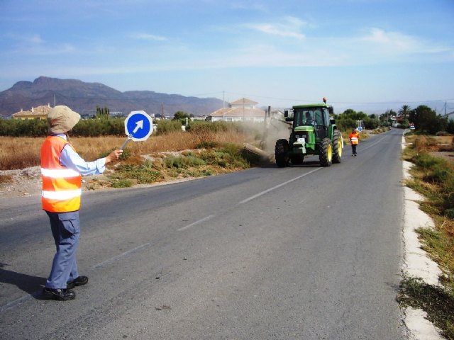 perarios de un centro de conservación realizan tareas de mantenimiento, Foto 1