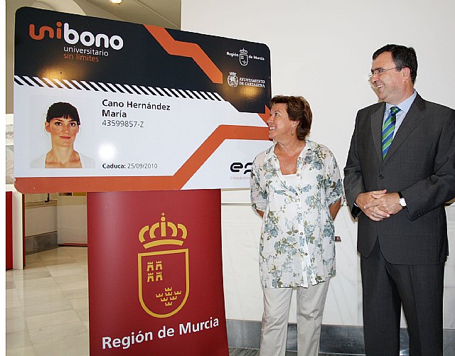 El consejero de Obras Públicas y Ordenación de Territorio, José Ballesta, y la alcaldesa de Cartagena, Pilar Barreiro, presentan el nuevo sistema de integración tarifaria del transporte público universitario del municipio, el Unibono, Foto 1