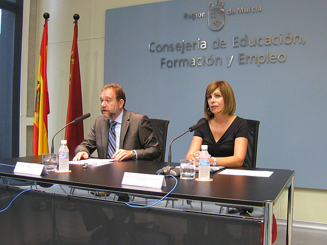 El consejero de Educación, Formación y Empleo, Constantino Sotoca, junto con la directora general de Ordenación Académica, Aurora Fernández, Foto 1