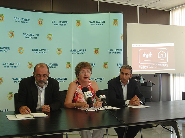 En la foto aparecen el concejal de Nuevas Tecnologías de Elche(Alicante) Emilio Martínez, la alcaldesa de San Javier, Pepa García y el alcalde de Beniel, Ricardo García, Foto 1