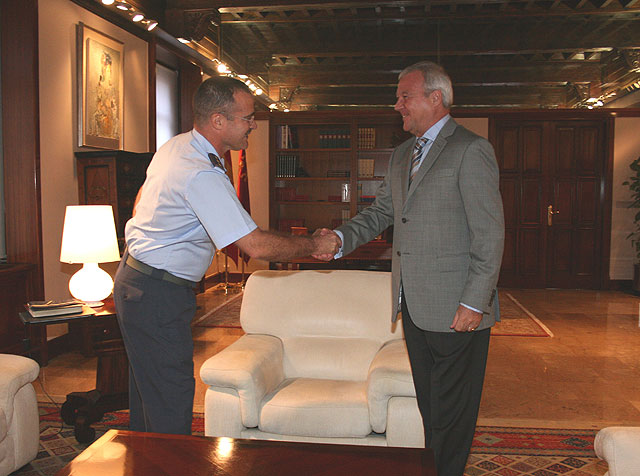 El presidente de la Comunidad recibe al nuevo coronel director de la Academia General del Aire - 2, Foto 2