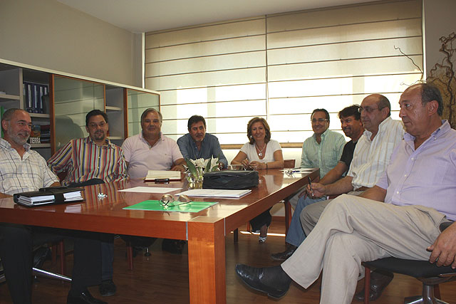 La consejera de Sanidad y Consumo, María Ángeles Palacios, con los representantes de CCOO, UGT, CESM y SATSE, Foto 1