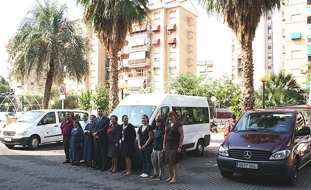 El consejero José Ballesta (centro) y la directora general (cuarta por la derecha), junto a las asociaciones beneficiarias de los tres vehículos adaptados, Foto 1