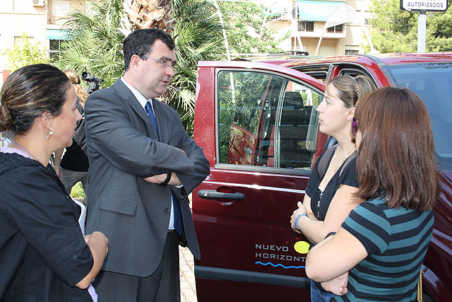 La Comunidad subvenciona la adquisición de tres nuevos vehículos para el transporte privado de personas con movilidad reducida - 3, Foto 3