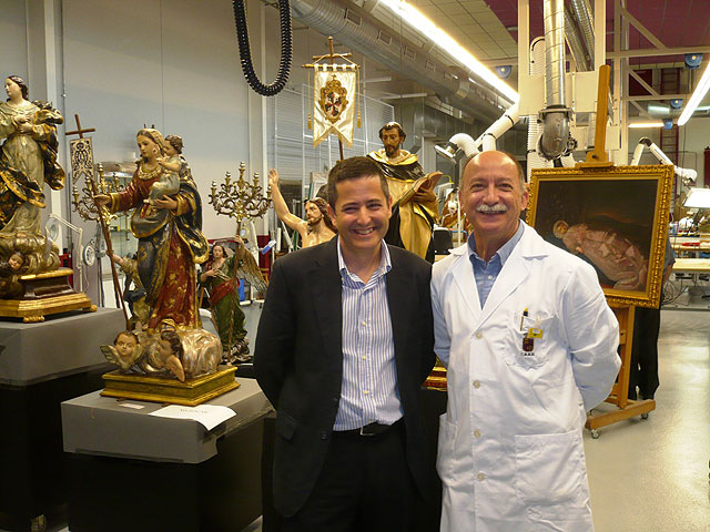 El director general de Bellas Artes y Bienes Culturales, Enrique Ujaldón, junto al director del Centro de Restauración de la Región de Murcia, Francisco López Soldevila, Foto 1