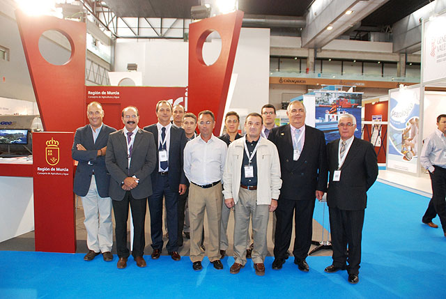 El director general de Ganadería y Pesca, Adolfo Falagán, con la delegación de la Región de Murcia, que se desplazó esta semana a la Feria Aqua Farming Internacional 09, Foto 1