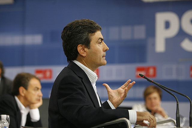 Pedro Saura, durante su intervención en el Comité Federal del PSOE. En segundo plano, el secretario general del PSOE, José Luis Rodríguez Zapatero, Foto 1