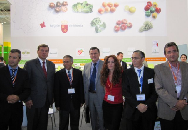 El secretario general de la Consejería de Agricultura y Agua, Francisco Moreno (3i), junto a los representantes de las empresas murcianas en la feria 'World Food' de Moscú, Foto 1