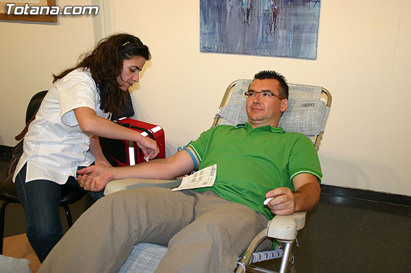 Un joven donando sangre en una imagen de archivo / Totana.com, Foto 1