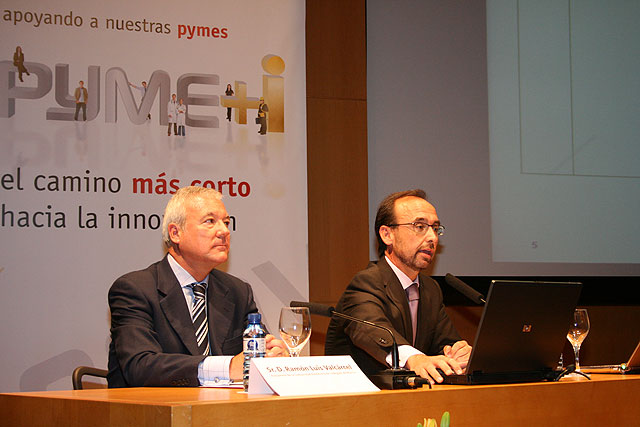 El presidente de la Comunidad, Ramón Luis Valcárcel, acompañado por el consejero de Universidades, Empresa e Investigación, Salvador Marín, presentó hoy en el Auditorio de Murcia ante los empresarios el Proyecto PYME+i, que incluye el 'Cheque Innovación', Foto 1