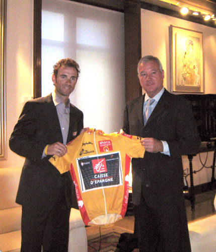 El presidente de la Comunidad Autónoma, Ramón Luis Valcárcel, recibió al reciente vencedor de la Vuelta Ciclista a España 2009, el murciano Alejandro Valverde, quien entregó al jefe del Ejecutivo regional un jersey oro de líder de la prueba firmado / CARM, Foto 1