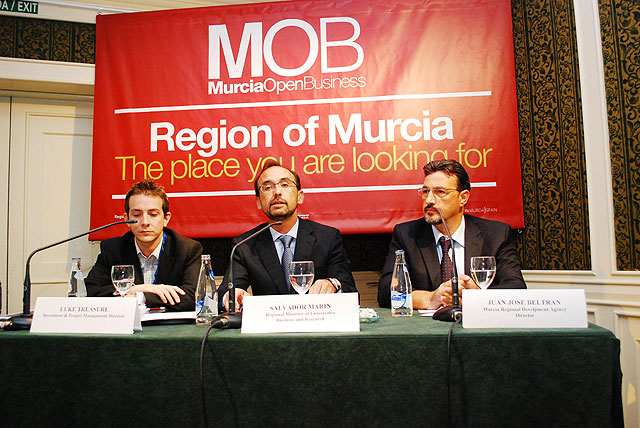 El consejero de Universidades, Empresa e Investigación, Salvador Marín, inaugura la conferencia ‘Murcia Open Business’ junto al director del Instituto de Fomento, Juan José Beltrán, y el analista de inversiones de Hines España, Luke Treasure, Foto 1