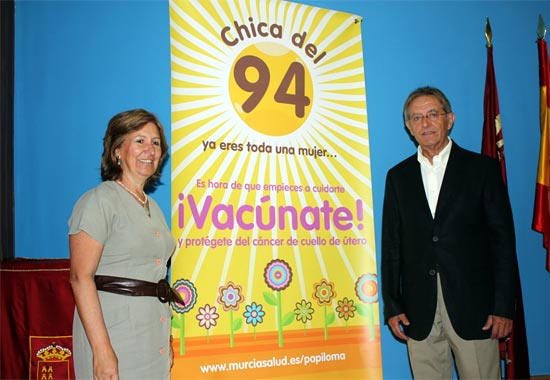 La consejera de Sanidad y Consumo, María Ángeles Palacios, y el director general de Salud Pública, Francisco García Ruiz, junto al cartel de la campaña de vacunación contra el papiloma humano, Foto 1