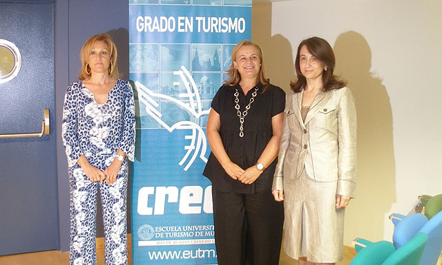 La presidenta de Hostemur, Soledad Díaz, la directora general de Turismo, Marina García, y la directora académica de la Escuela Universitaria de Turismo, Manuela López, durante la presentación del plan de estudios del nuevo Grado en Turismo, Foto 1